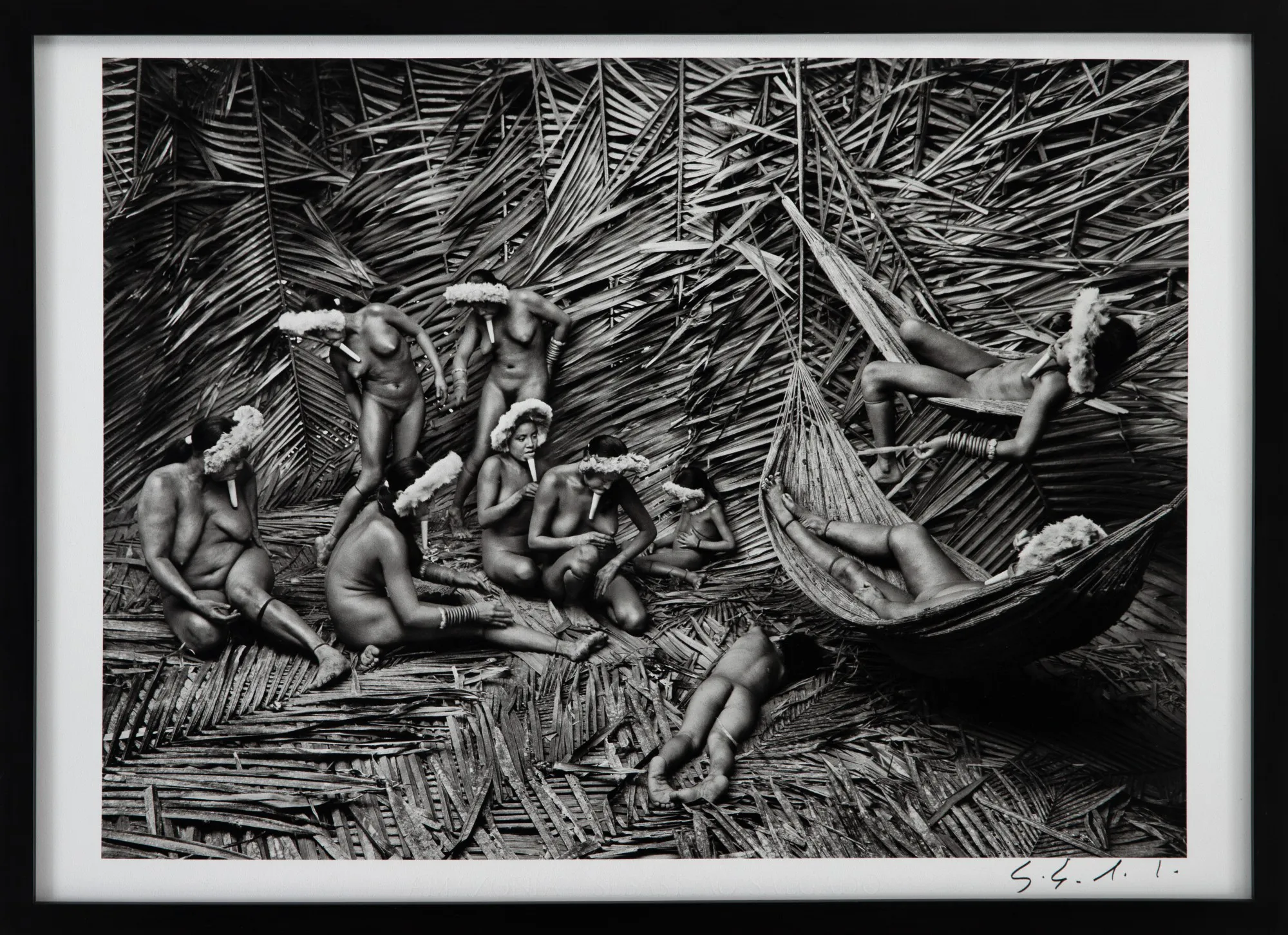 Sebastião Salgado - Mulheres Zo'é Pintando Seus Corpos Com Urucum (Bixa orellana)