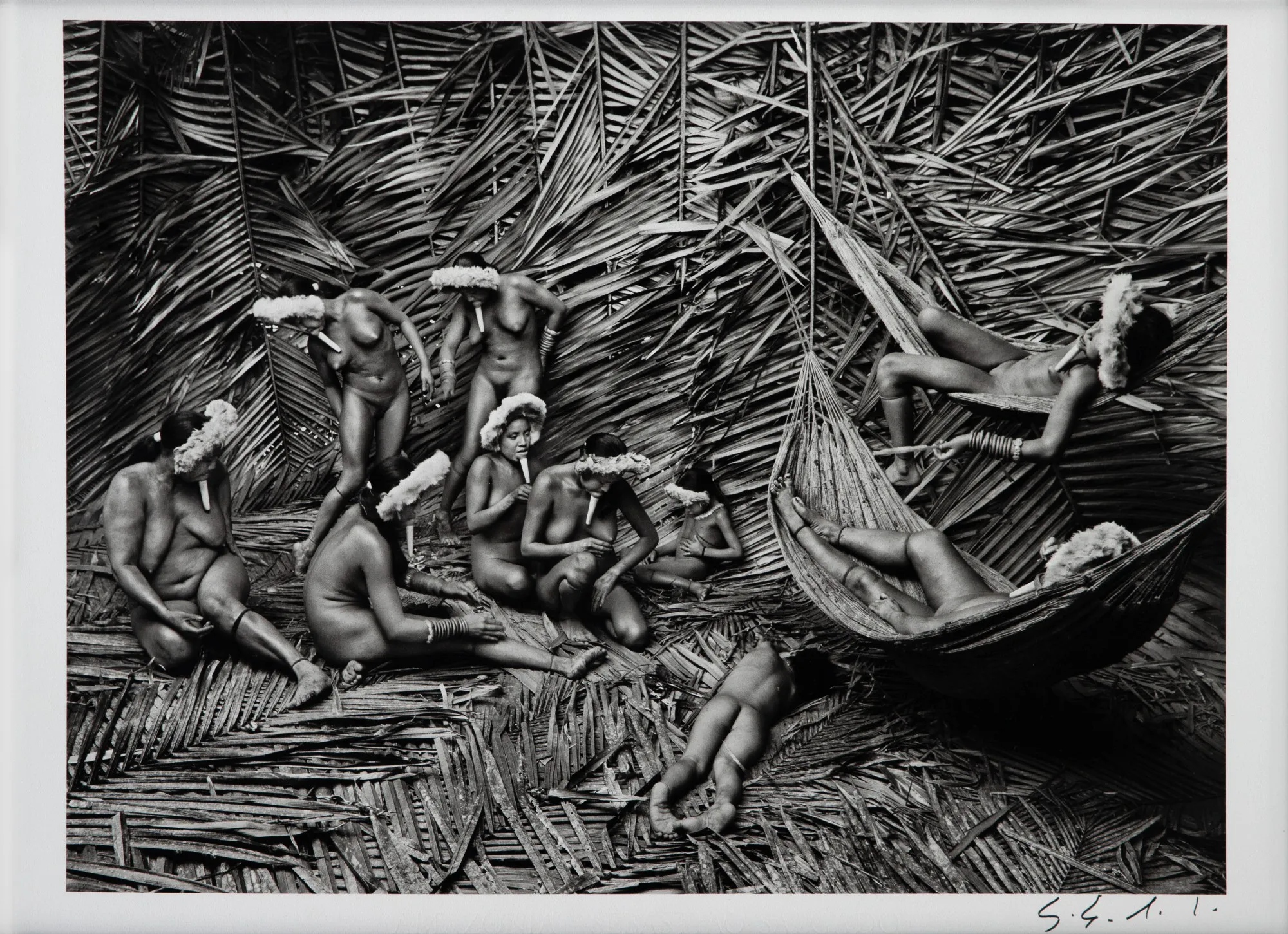 Sebastião Salgado - Mulheres Zo'é Pintando Seus Corpos Com Urucum (Bixa orellana)
