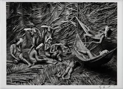 Sebastião Salgado - Mulheres Zo'é Pintando Seus Corpos Com Urucum (Bixa orellana)