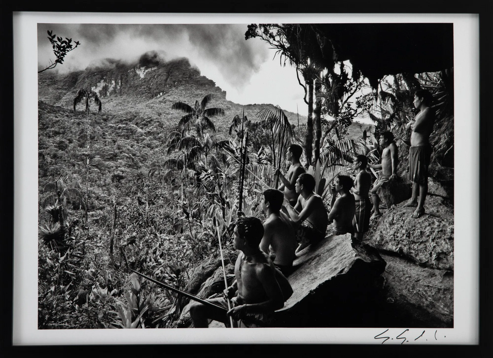 Sebastião Salgado - Yanomami Olhando Para o Yaripo, o Cume do Pico da Neblina