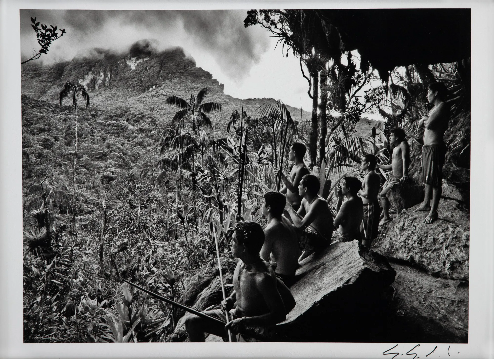 Sebastião Salgado - Yanomami Olhando Para o Yaripo, o Cume do Pico da Neblina